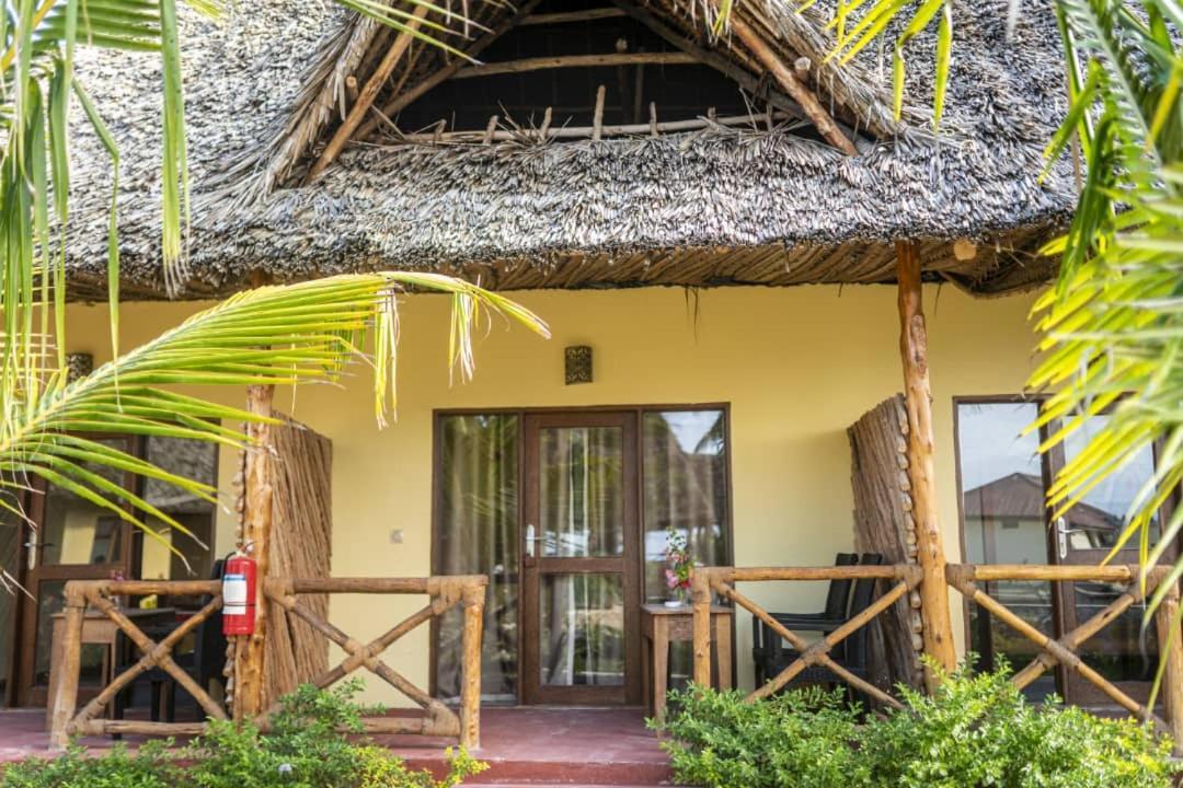Weavers Lodge Pongwe Exterior photo